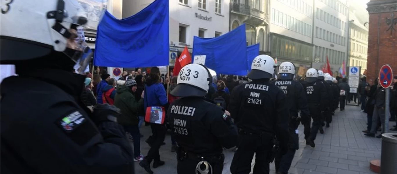 Διάσκεψη Μονάχου: Άνδρας από το Ιράν προσπάθησε να αυτοπυρποληθεί - Περιλούστηκε με βενζίνη σε διαδήλωση (φώτο)
